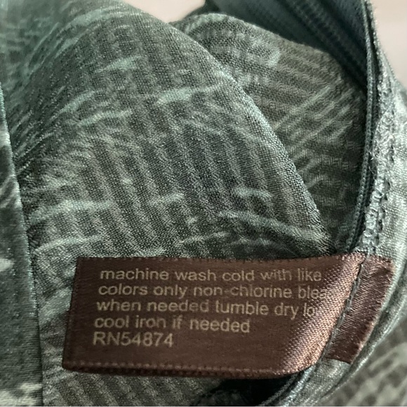 The Limited Silky Cowl Neck Green Gray Sleeveless Snakeskin Top Size Small S - Picture 8 of 9